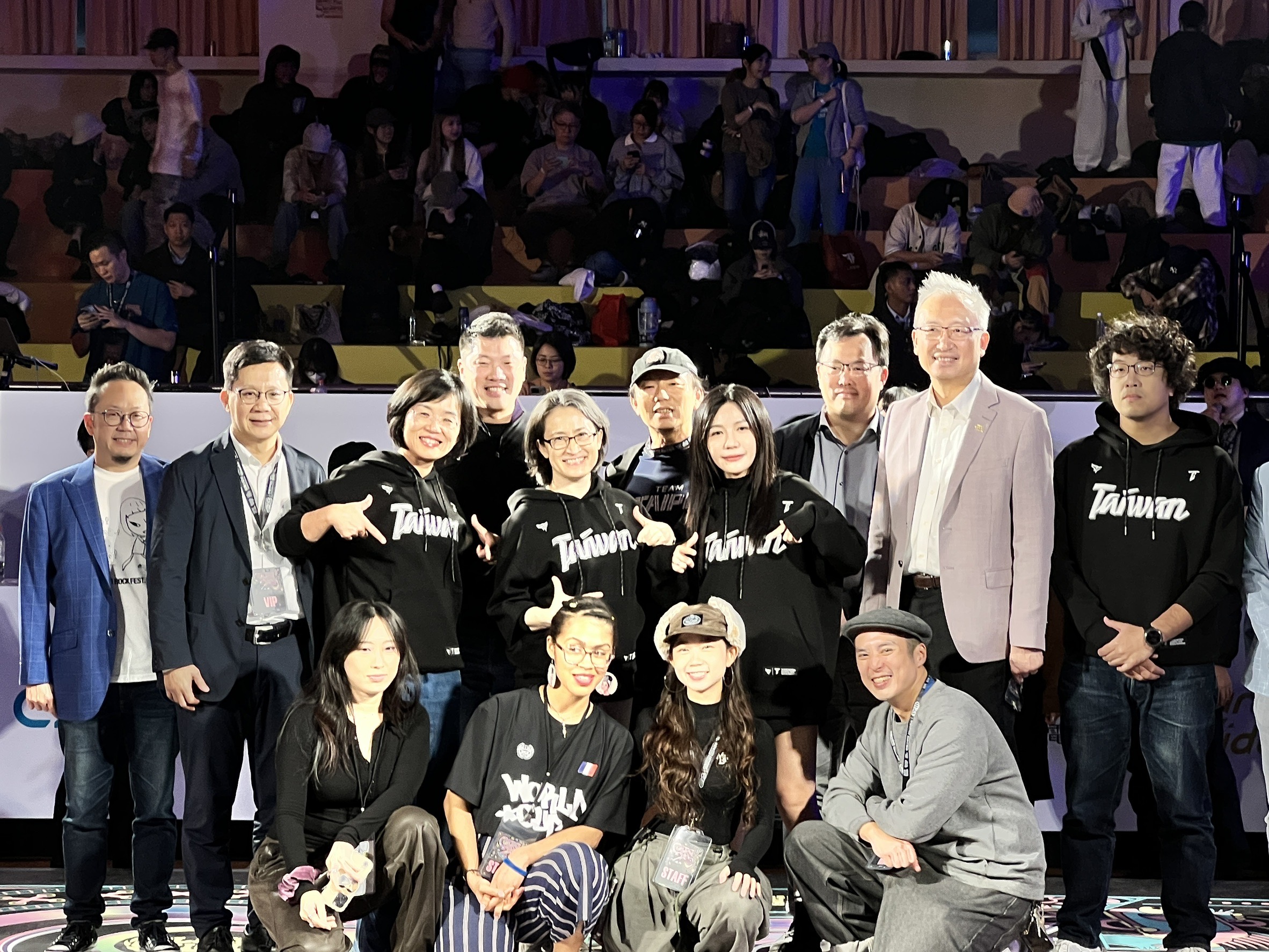 (圖)Vice President Hsiao Bi-khim (back row, 5th from left), Deputy Minister of Education Chang-Liao Wan-chien (back row, 2nd from left), Sports Administration Director-general Cheng Shih-chung (back row, 3rd from right) and others attended the opening ceremony of the 